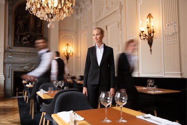 YOUN'Z waiter's uniform – A look that is both sporty and chic!